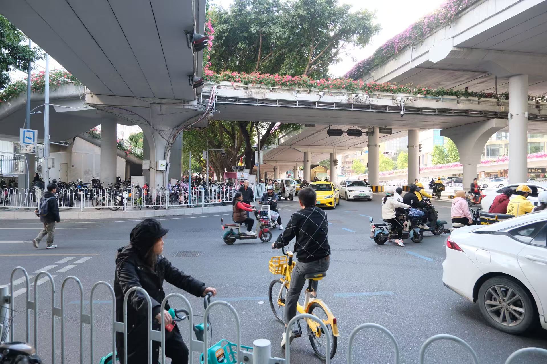 “岗顶”地铁站旁某个十字路口
