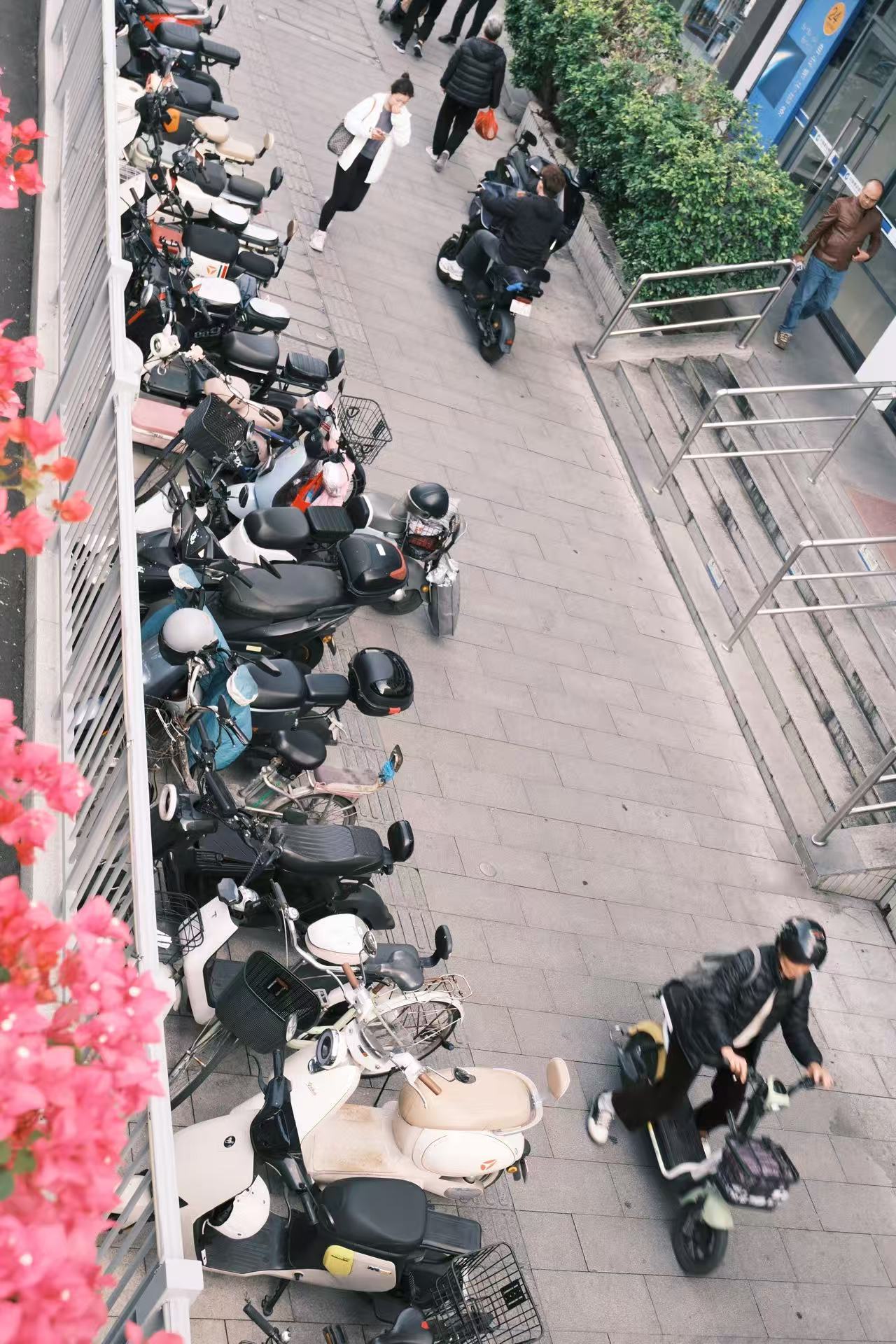 岗顶地铁站门口违停的电瓶车