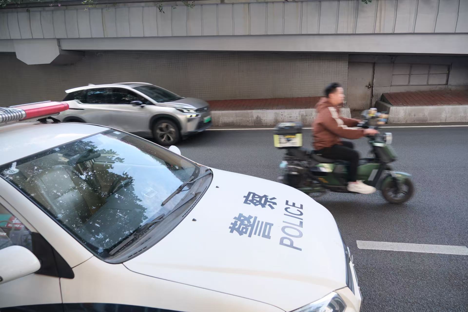 电瓶车开上机动车道