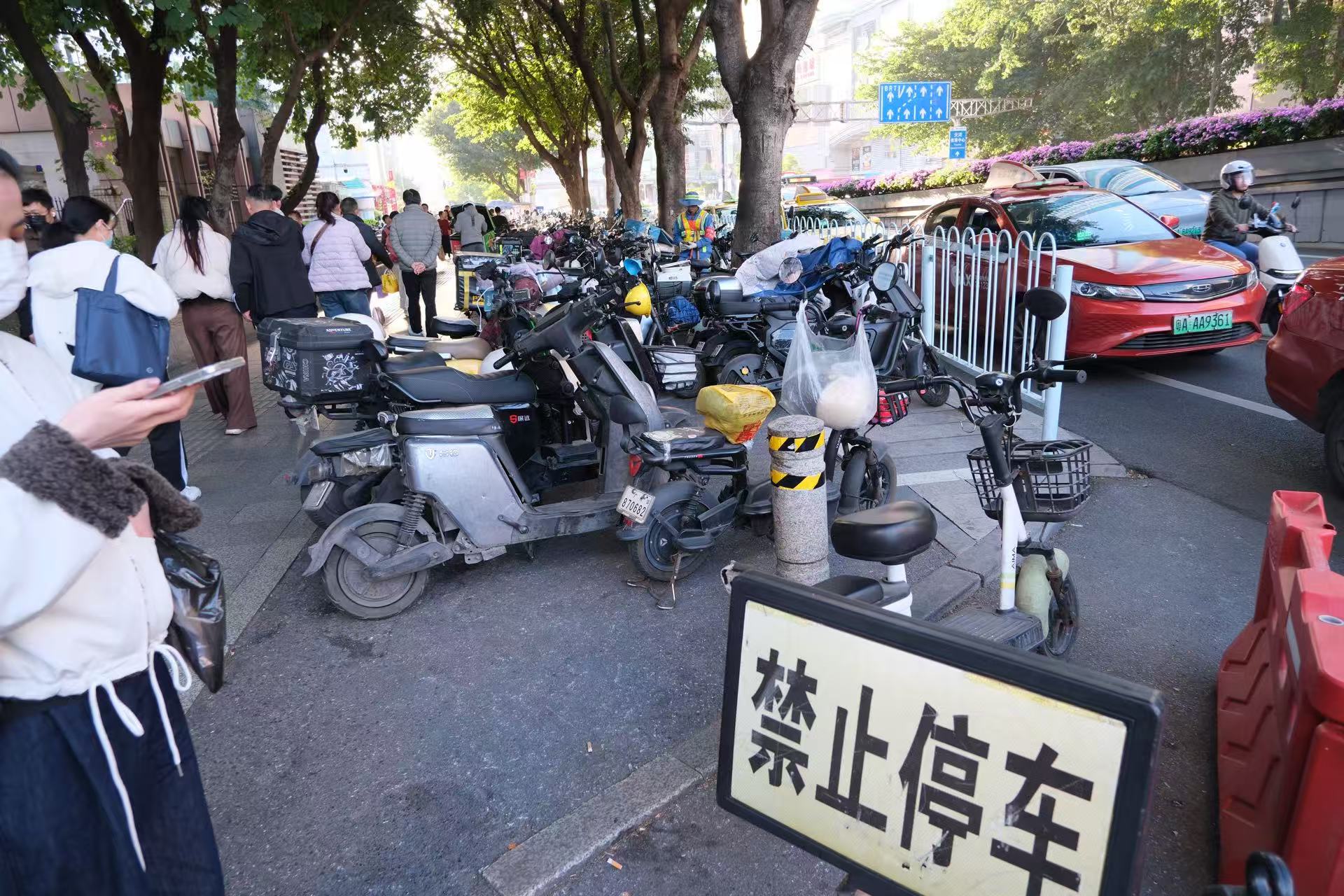 地铁口的“僵尸车”